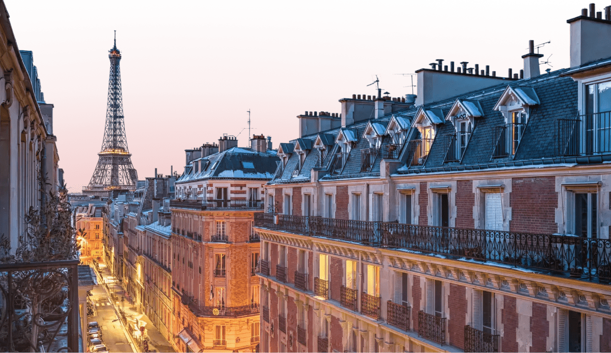 Toits parisiens au coucher du soleil - SERENITY Conciergerie